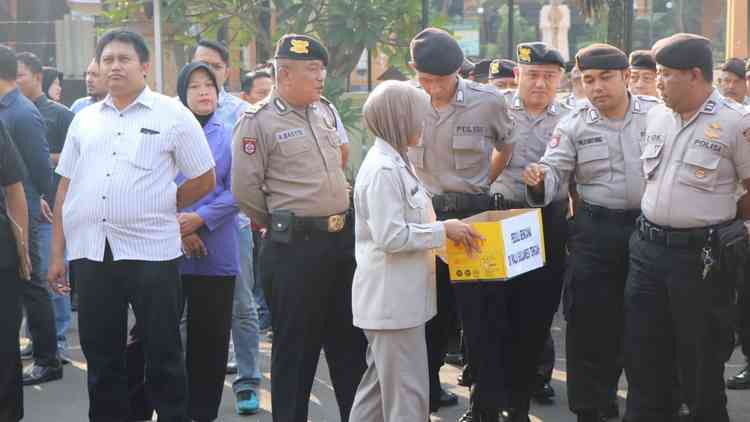 Galang donasi Polres Malang Kota untuk korban bencana gempa dan tsunami di Palu - Donggala. (istimewa)
