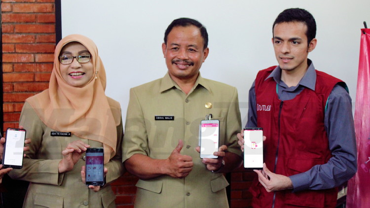 dr Gamal bersama Asisten I Pemkot Malang Abdul Malik dan Kadinkes Asih Tri Rachmi mengenalkan aplikasi berbasis android InMed di Library Cafe, Selasa (23/10). (Aziz Ramadani/MVoice)