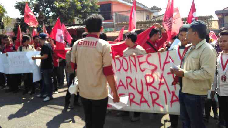 Aksi Demo di depan gedung DPRD Malang Raya. (Toski D)