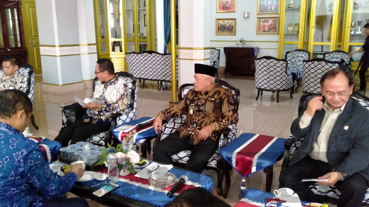 Wakil Bupati Malang HM Sanusi saat menerima kunjungan Baleg DPR RI di Peringgitan Pendopo Agung Malang. (Toski D)