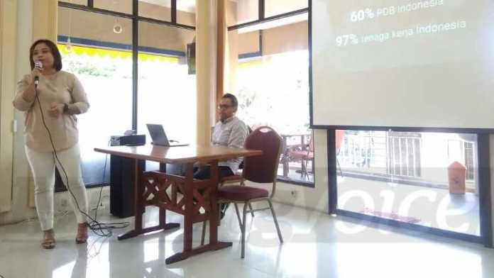 Operations Manager Gapura Digital, Imas Handayani saat presentasikan gapura digital. (Lisdya)