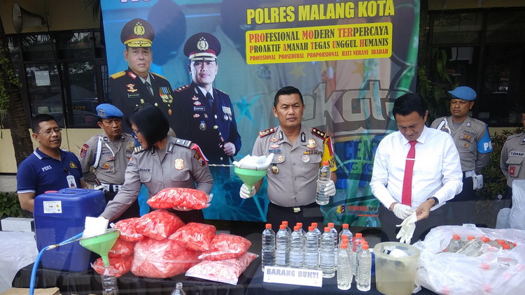 Kapolres Malang Kota AKBP Asfuri menunjukkan barang bukti miras. (deny rahmawan)