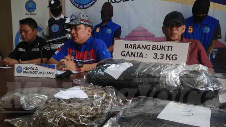 Kepala BNN Kota Malang AKBP Bambang Sugiharto menunjukkan barang bukti dari kedua pelaku. (deny rahmawan)