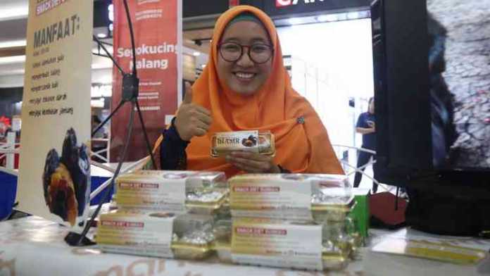 Mahasiswi Psikologi Universitas Muhammadiyah Malang (UMM) Meita Hanifatus Shobiroh saat memperkenalkan produknya.