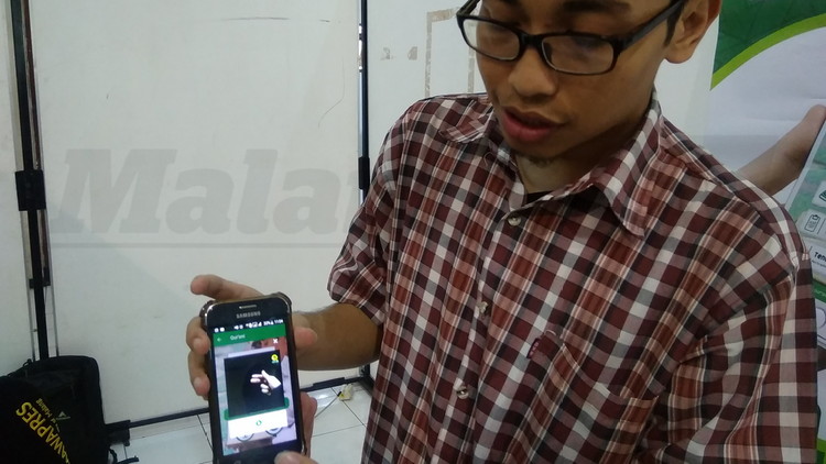 Mahasiswa Pendidikan Teknik Informatika Universitas Malang (UM), Rony Aldian Dwi Cahya, mengenalkan aplikasi Qur'ani. (Lisdya)