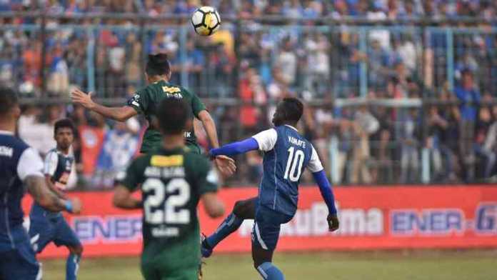 Makan Konate berusaha merebut bola dari pemain Persebaya Surabaya. (deny rahmawan)