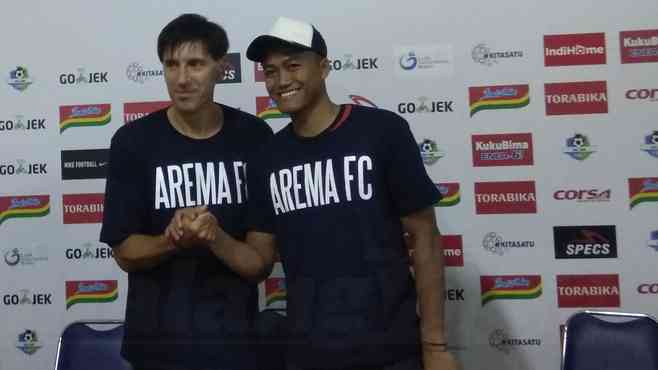 Pelatih Arema FC, Milan Petrovic bersa Utam Rusdiana. (deny rahmawan)