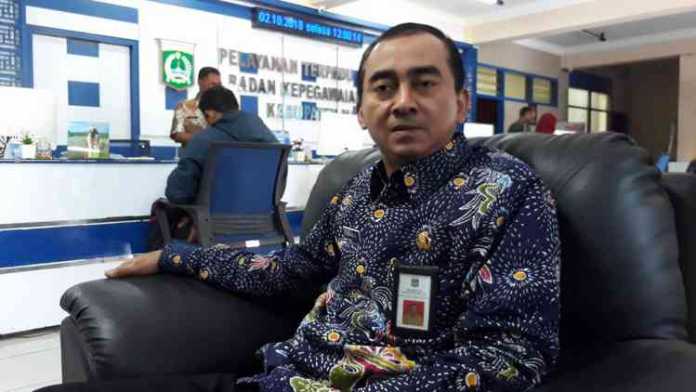 Kepala BKD Kabupaten Malang, Nurman Ramdansyah saat memandu pelayanan di Kantor BKD. (Toski D).