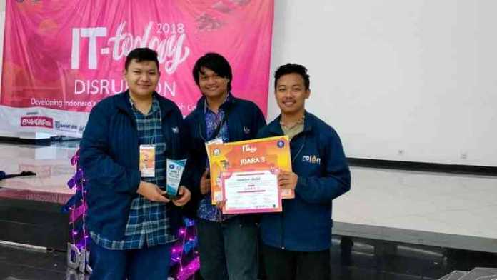 Tim pencipta aplikasi saat menerima pemghargaan di Bogor. (Istimewa)