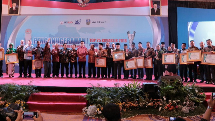 Wali Kota Malang Sutiaji menerima penghargaan Good Practices Awards dari Gubernur Jatim Soekarwo di Hotel Shangri-La Surabaya, Selasa (23/10). (Humas Pemkot Malang)