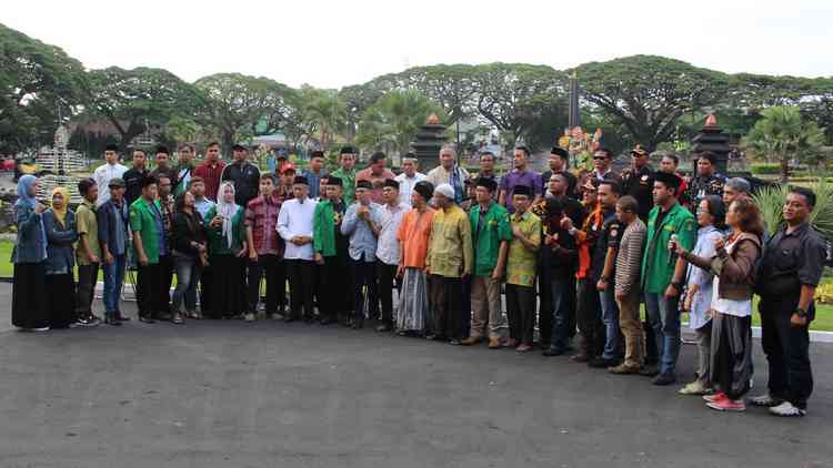 Perwakilan dari berbagai elemen organisasi Malang Raya saat mendeklarasikan Malang Damai di Balai Kota Malang, Sabtu (27/10). (Aziz Ramadani/MVoice)