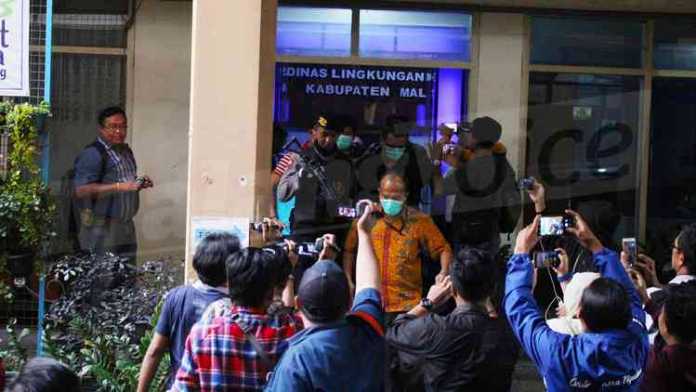 Penyidik KPK saat menggeledah kantor DLH Kabupaten Malang. (Aziz Ramadani/MVoice)