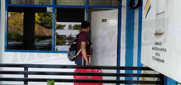 Petugas saat akan memasuki kantor BAPENDA Kabupaten Malang