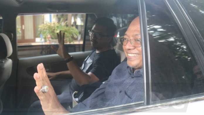 Rendra Kresna dan Kresna Dewanata Prosakh berangkat dari pendopo. (deny rahmawan)