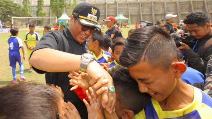 Wakil Wali Kota Malang Sofyan Edi mengapa peserta Kompetisi Sepakbola U-11 Piala Rektor UMM di Lapangan UMM, Jumat (19/10). (Humas Pemkot Malang)