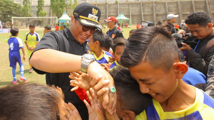 Wakil Wali Kota Malang Sofyan Edi mengapa peserta Kompetisi Sepakbola U-11 Piala Rektor UMM di Lapangan UMM, Jumat (19/10). (Humas Pemkot Malang)