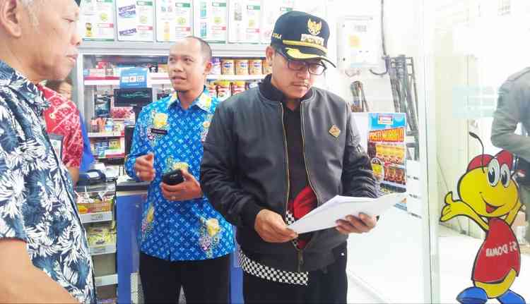 Wali Kota Malang Sutiaji tutup paksa toko modern di Kelurahan Blimbing, Selasa (2/10). (Aziz Ramadani/MVoice)