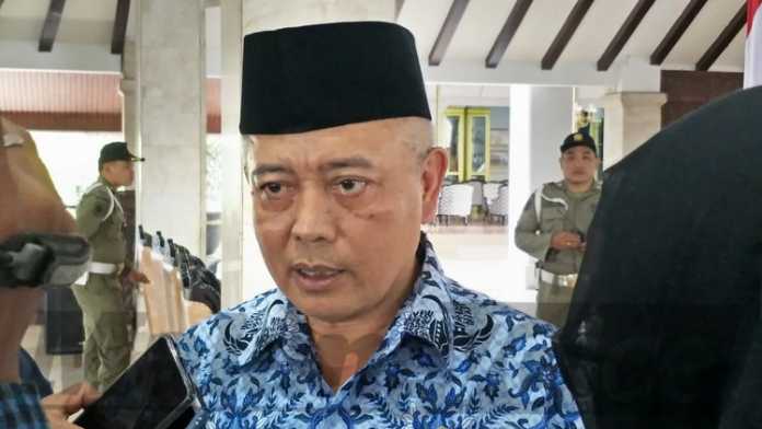 Wabub Malang, HM Sanusi, di hari pertama jabat Plt Bupati. (Toski D)