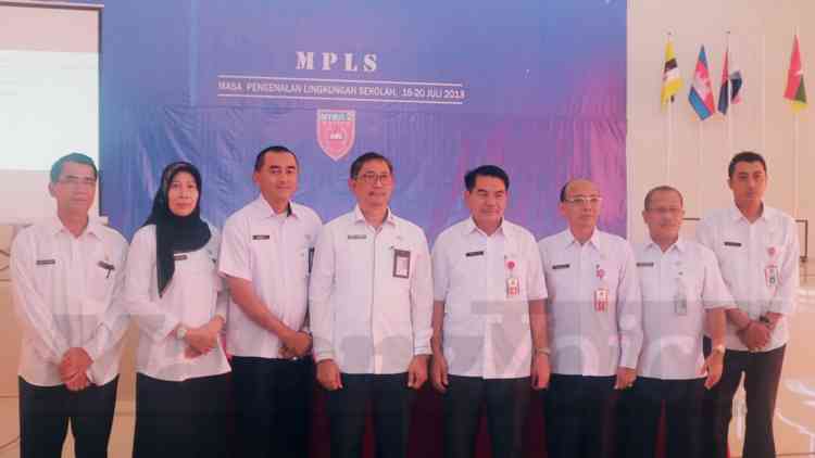 Sekda Kota Malang Wasto bersama perwakilan enam kabupaten/kota Jawa Timur usai rapat koordinasi di SMKN 2 Malang, Rabu (24/10). (Aziz Ramadani/MVoice)