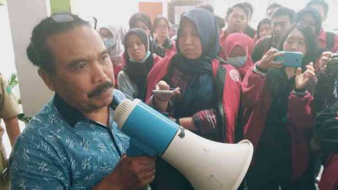 Ketua Front Perjuangan Buruh Indonesia Luthfi Chafidz menyampaikan hasil mediasi. (Aziz Ramadani/MVoice)
