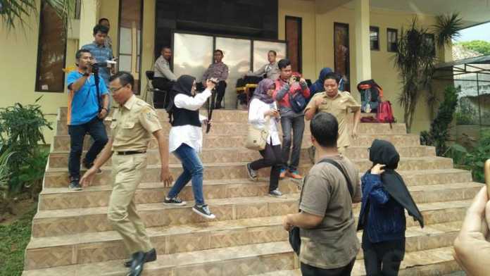 Ajudan Bupati Malang non aktif Rendra Kresna keluar ruangan pemeriksaan KPK di Polres Makota.