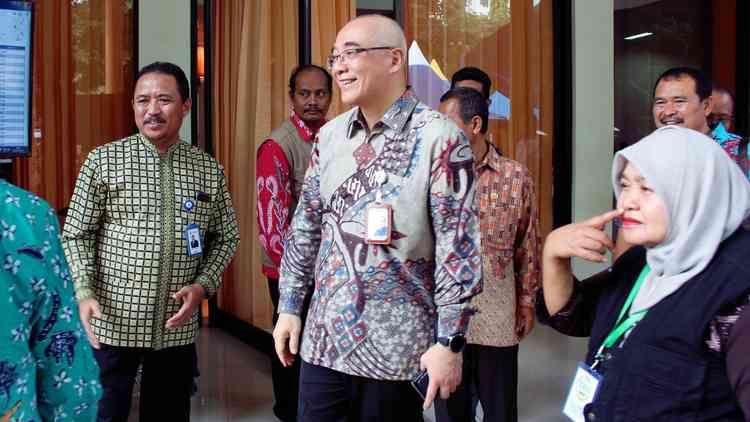 Kepala Badan Kepegawaian Negara (BKN) Bima Haria Wibisana meninjau tes CPNS 2018 di SMKN 2 Kota Malang, Jumat (16/11). (Aziz Ramadani/MVoice)