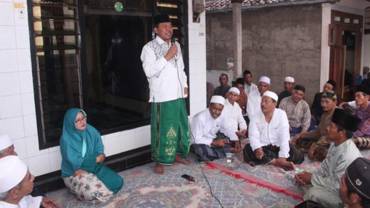 H. Ali Ahmad (pegang mic) saat berdialog dengan warga Desa Sidoluhur, Kecamatan Lawang, Kabupaten Malang, Senin (5/11). (Istimewa)