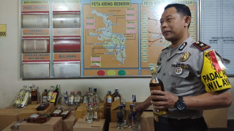 Polisi Grebek Penjual Miras Berkedok Toko Jamu di Bandulan