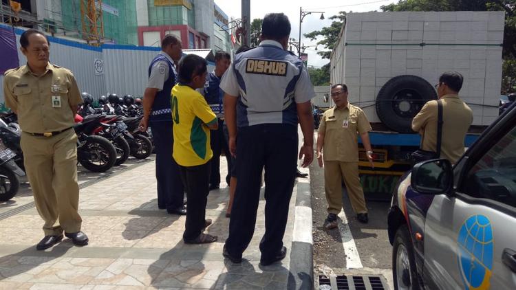DPUPR dan Dishub Kota Malang menertibkan parkiran motor memanfaatkan trotoar di Jalan Veteran, Selasa (27/11). (Aziz Ramadani/MVoice)
