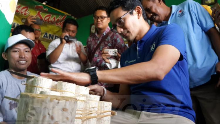 Sandiaga Uno Rasakan Sensasi Iris Tempe Setipis Kartu ATM di Malang