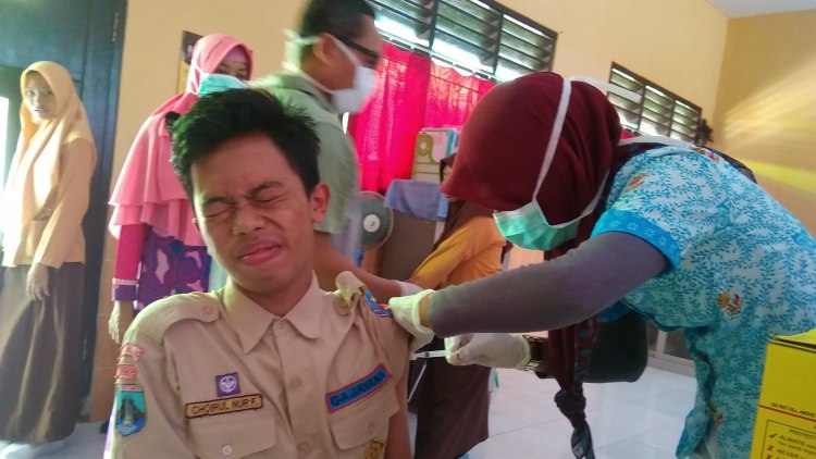 Pemberian vaksin difteri di SMK YP-17 Malang. (Lisdya)