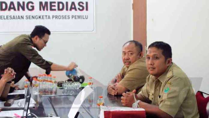 Bambang Setiono jalani klarifikasi Bawaslu Kota Malang didampingi Kabag Hukum Pemkot Malang Tabrani, Selasa (13/11). (Aziz Ramadani/MVoice)