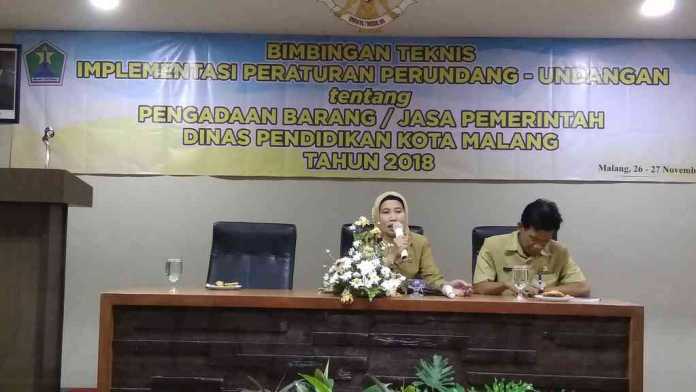 Sekretaris Dindik Kota Malang, Totok Kasianto saat membuka Bimtek terkait pengadaan barang dan jasa kepada kepala sekolah. (Lisdya)
