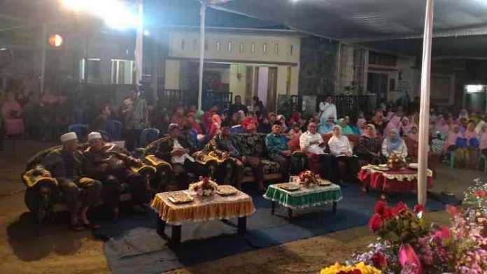 Masyarakat terlihat antusias menyimak pemaparan materi. (Anja a)