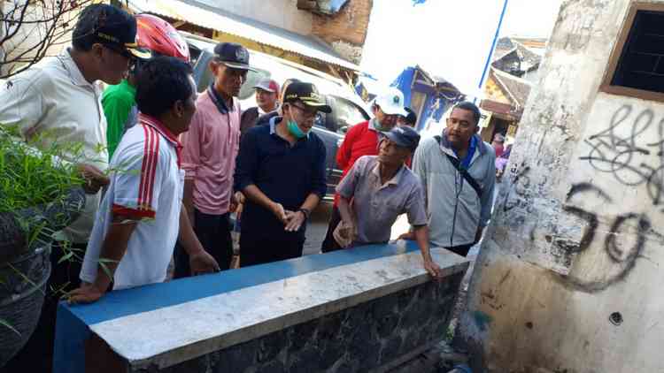Wali Kota Malang Sutiaji dan Wakil Wali Kota Malang Sofyan Edi Jarwoko saat meninjau aliran sungai di Jalan Galunggung, Jumat (23/11). (Istimewa)