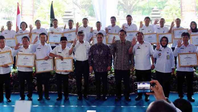 Menteri Hukum dan HAM Yasonna Laoly beri penghargaan 112 desa/kelurahan Sadar Hukum Provinsi Jatim di Balai Kota Malang, Rabu (21/11). (Aziz Ramadani/MVoice)