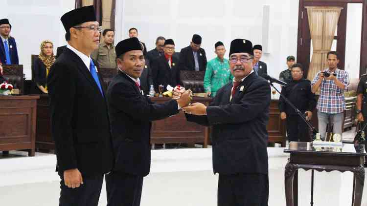 Ketua DPRD Kota Malang Bambang Heri Susanto melantik dua anggota PAW di gedung DPRD Kota Malang, Senin (26/11). (Aziz Ramadani/MVoice)