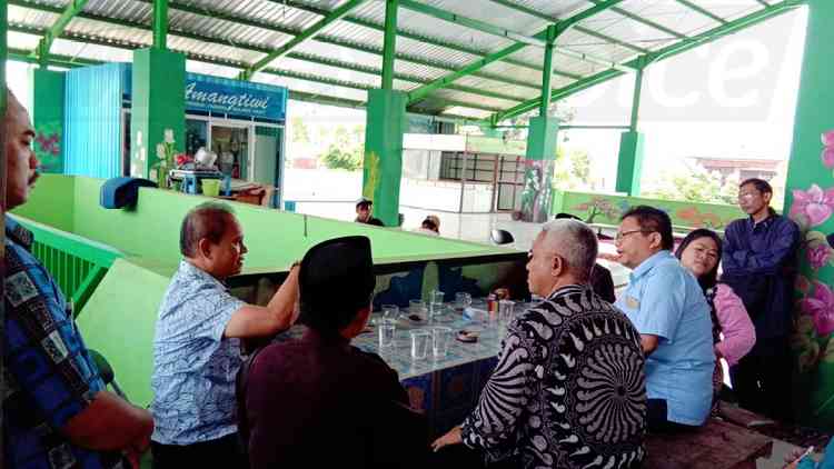Komisi B berdialog dengan pedagang Pasar Bareng, Kamis (1/11). (Aziz Ramadani/MVoice)