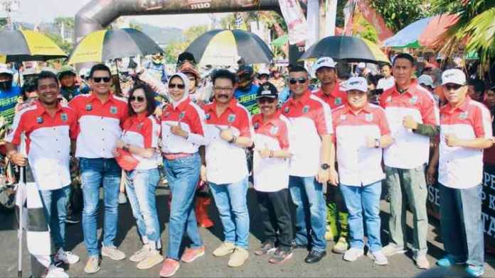 Wali Kota Batu Dewanti Rumpoko melepas peserta KWB Super Adventure 3 di depan Balai Kota Among Tani, Minggu (4/11). (Istimewa)