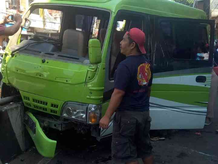 Minibus Bawa Rombongan Rekreasi Tabrak Pembatas Jalan Fly Over Mergosono