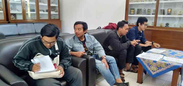 MCW Saat konferensi pers di DPRD Kabupaten Malang. (Toski D).