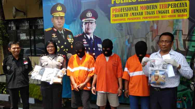 Polisi menunjukkan barang bukti dari tangan pelaku. (deny rahmawan)
