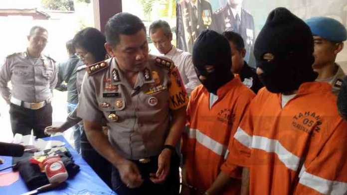 Kapolres Malang Kota AKBP Asfuri bersama dua pelaku pencurian. (deny rahmawan)
