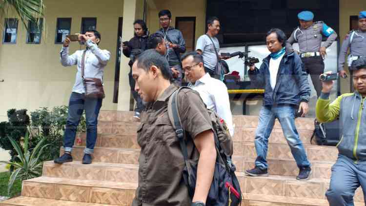 Petugas dati KPK Keluar dati Gedung Rupatama Polres Makota bersama Salah ASN Pemkab Malang. (Toski D)