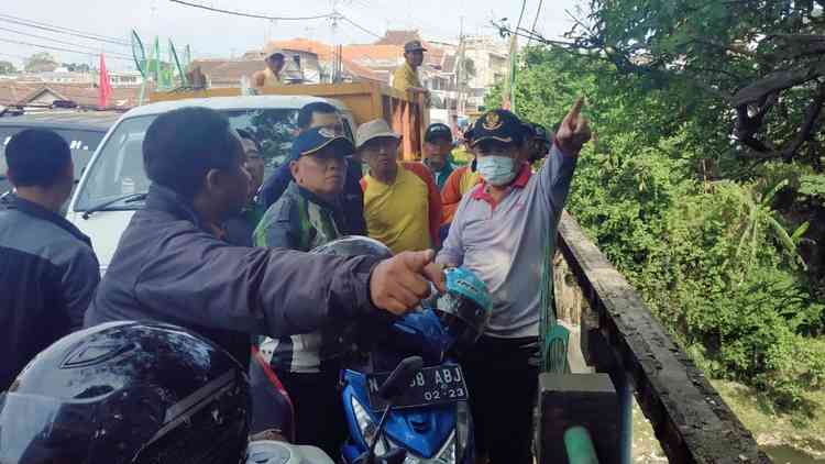 Sekda Kota Malang Wasto (pakai masker) memimpin gerakan Jumat Bersih di kawasan Jembatan Jalan Muharto, Jumat (2/11).
