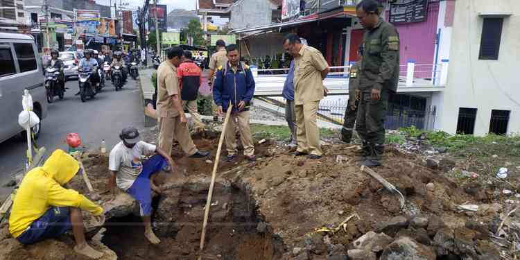 Dinas PUPR Kota Malang mulai memperbaiki jalan berlubang di Jalan Bendungan Sigura-gura, Kota Malang, Selasa (27/11). (Aziz Ramadani/MVoice)