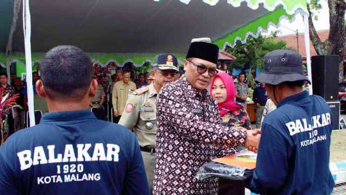 Wawali Kota Malang Sofyan Edidi UPT Damkar Kota Malang, Kamis (15/11).(Aziz Ramadani/MVoice)