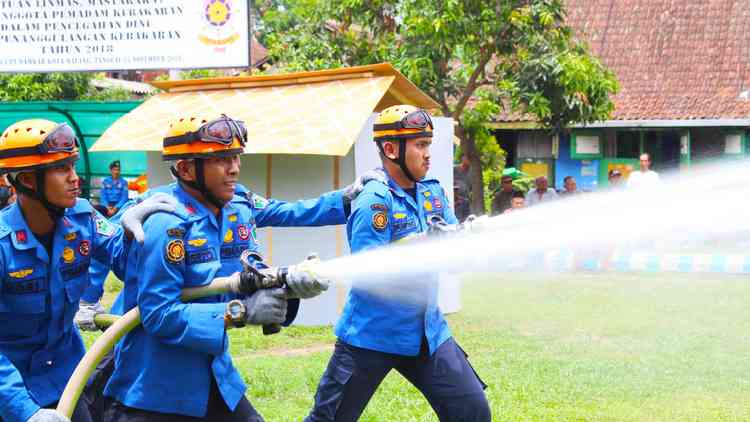Suasana simulasi pemberdayaan satuan linmas, masyarakat dan anggota pemadam kebakaran dalam pencegahan dini dan penanggulangan kebakaran di UPT Damkar Kota Malang, Kamis (15/11). (Aziz Ramadani/MVoice)