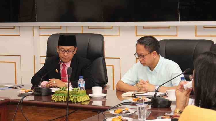 Wali Kota Malang Sutiaji berkoordinasi dengan tim dari Kementerian Koordinator Perekonomian RI. (Humas Pemkot Malang/MVoice)