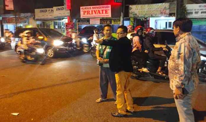 Wali Kota Malang Sutiaji didampingi Sekda Wasto mengatur lalu lintas di Bundaran Monumen UKS Jalan Bandung, Sabtu (3/11). (Humas Pemkot Malang)